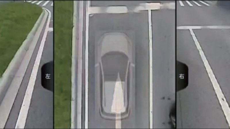 Vogelperspektive eines Autos zwischen Parklinien